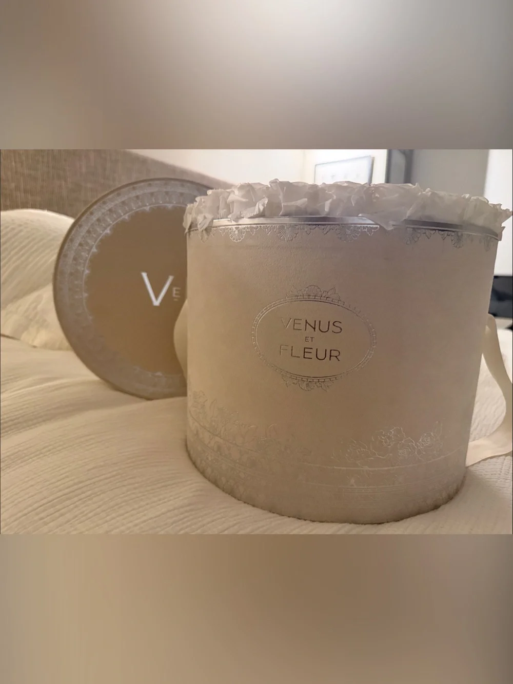 LARGE ROUND Venus et Fleur White Hatbox Arrangement